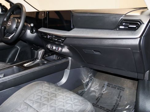 Used 2025 Nissan Kicks SV AWD/4WD image 49