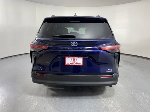 Certified 2022 Toyota Sienna XLE image 5