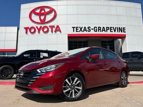 Used 2025 Nissan Versa SV image 2