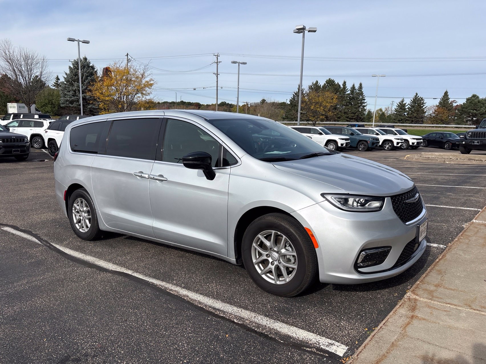 Used 2026 Chrysler Pacifica Select FWD image 4