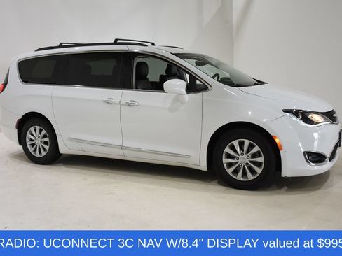 Used 2017 Chrysler Pacifica Touring-L FWD image 3