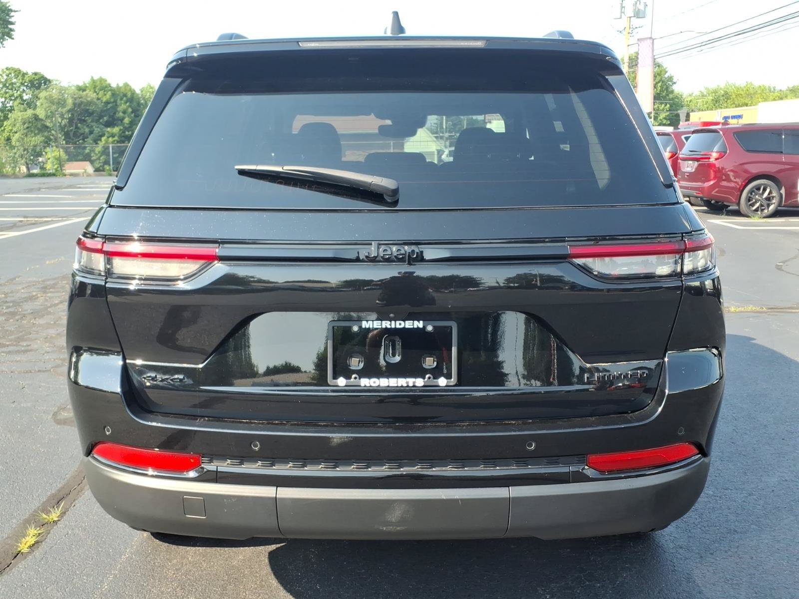 Used 2023 Jeep Grand Cherokee Limited w/ Black Appearance Package AWD/4WD image 6