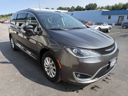 Used 2018 Chrysler Pacifica Touring-L FWD image 3