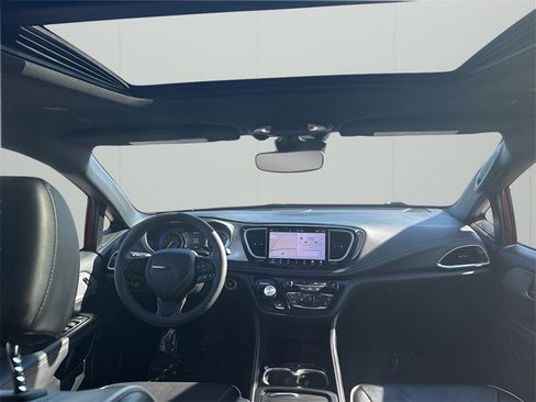 Used 2025 Chrysler Pacifica Limited image 21