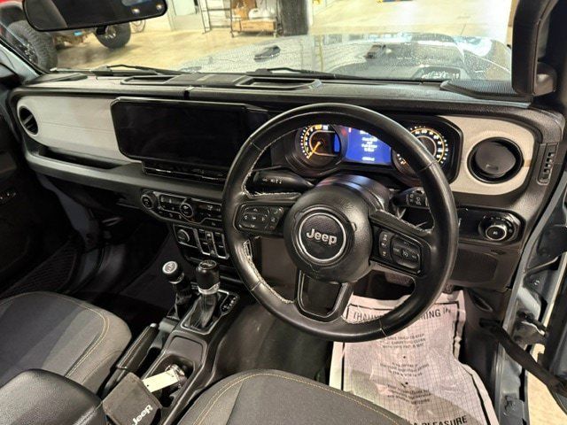 Used 2025 Jeep Wrangler Unlimited Sport w/ Convenience Group AWD/4WD image 4