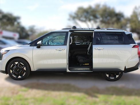 New 2026 Kia Carnival EX FWD image 19