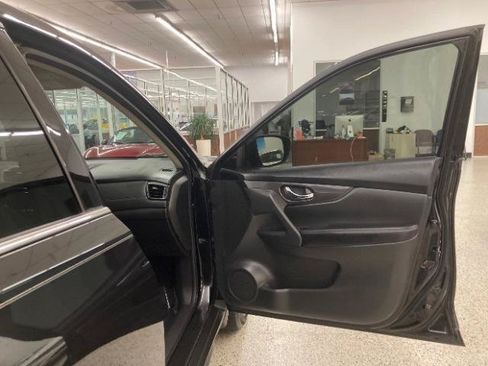Used 2018 Nissan Rogue S FWD image 32