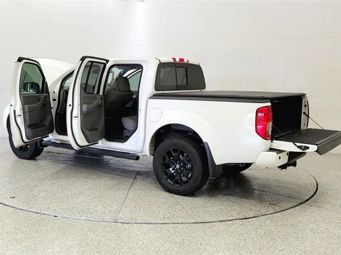 Used 2021 Nissan Frontier SV w/ Midnight Edition Floor Mats AWD/4WD image 11