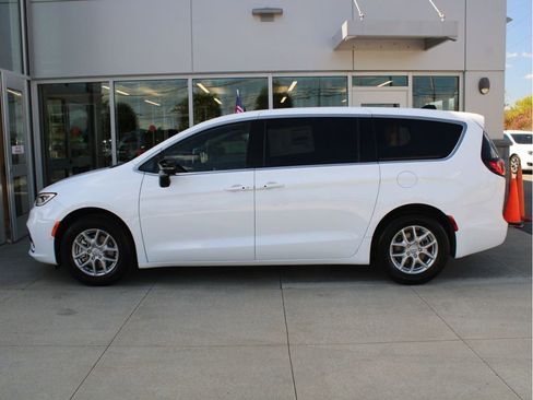 New 2026 Chrysler Pacifica Select image 6