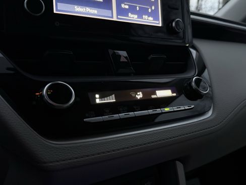 Used 2022 Toyota Corolla Cross L image 18