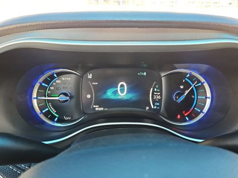 Used 2024 Chrysler Pacifica Limited FWD image 11