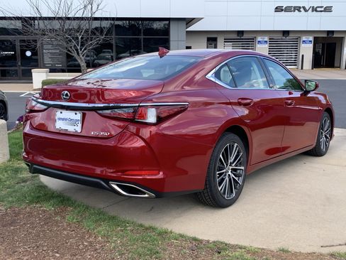Used 2024 Lexus ES 350 w/ Premium Package image 11