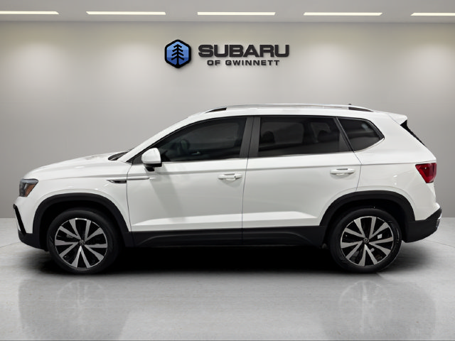 Used 2023 Volkswagen Taos SE w/ Panoramic Sunroof Package FWD image 2