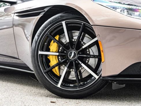 Used 2023 Aston Martin DB11 Coupe RWD image 2