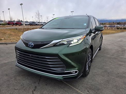 Used 2025 Toyota Sienna Platinum image 3