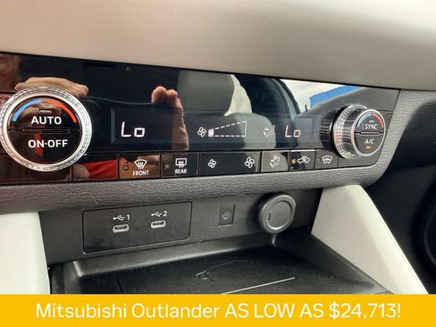 Used 2025 Mitsubishi Outlander SE AWD/4WD image 11