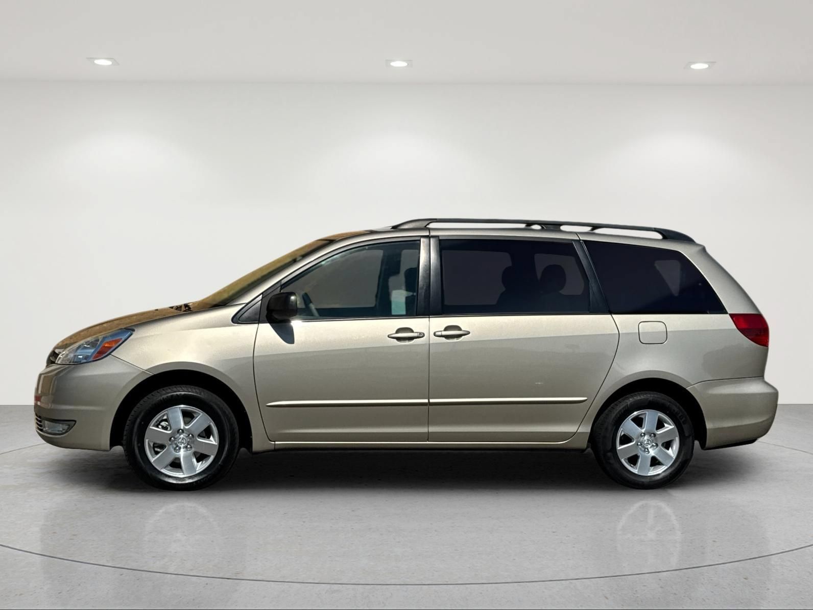 Used 2005 Toyota Sienna LE w/ LE Pkg 8 FWD image 3