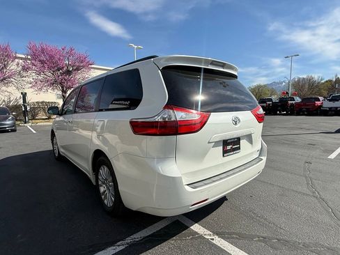 Used 2017 Toyota Sienna XLE image 5