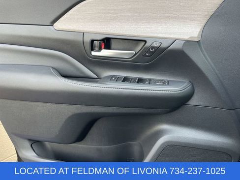 Used 2025 Toyota Grand Highlander AWD image 23