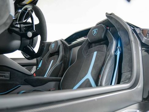 Used 2020 Lamborghini Aventador SVJ AWD/4WD image 15