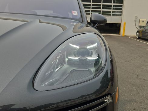 Used 2021 Porsche Macan Turbo AWD/4WD image 9