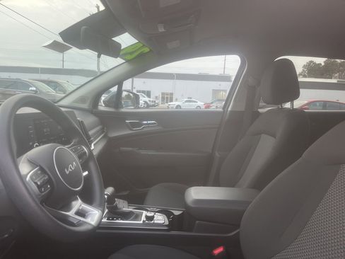 Used 2024 Kia Sportage LX image 9