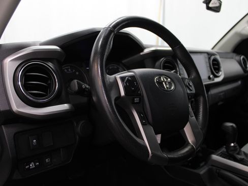 Used 2020 Toyota Tacoma SR5 AWD/4WD image 13