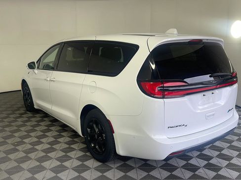 Used 2022 Chrysler Pacifica Limited w/ Uconnect Theater Family Group FWD image 10