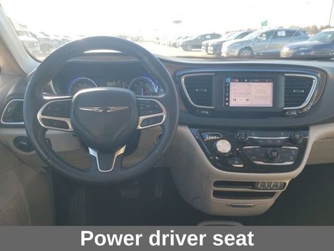 Used 2023 Chrysler Voyager LX image 5