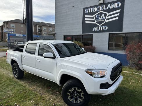 Used 2022 Toyota Tacoma SR AWD/4WD image 2