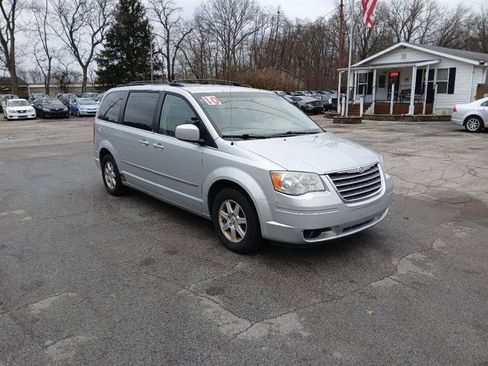 Used 2010 Chrysler Town & Country Touring image 7
