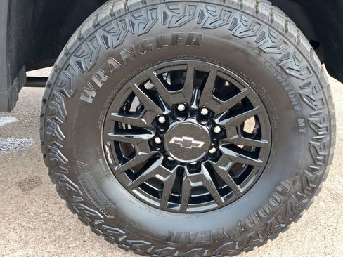 Used 2025 Chevrolet Silverado 2500 ZR2 w/ Technology Package image 9