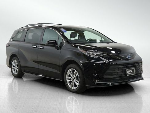 Used 2023 Toyota Sienna XLE Woodland Edition image 7