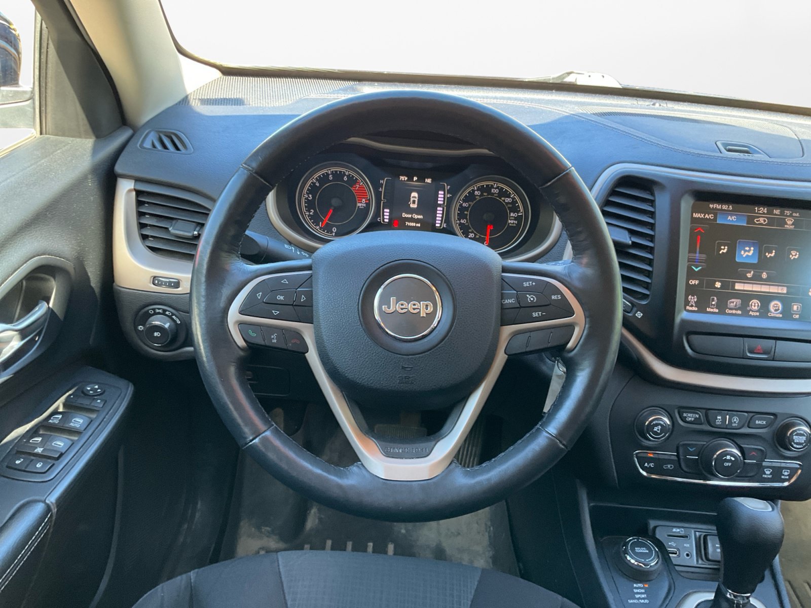 Used 2016 Jeep Cherokee Latitude w/ Cold Weather Group AWD/4WD image 14