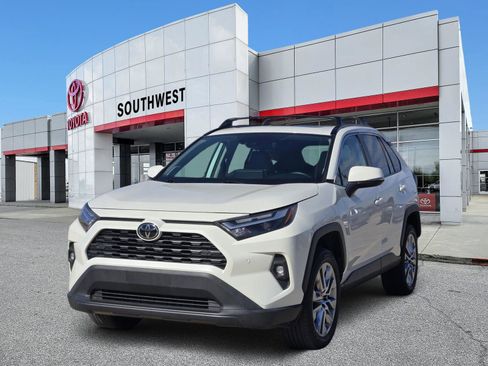 Used 2022 Toyota RAV4 XLE Premium image 2