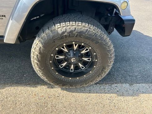 Used 2017 Jeep Wrangler Unlimited Rubicon w/ Connectivity Group AWD/4WD image 4