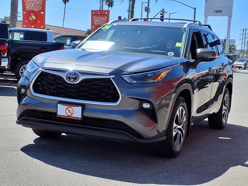 Certified 2024 Toyota Highlander XLE FWD image 3