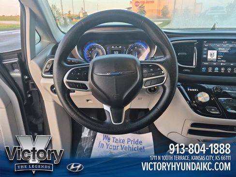 Used 2019 Chrysler Pacifica Touring Plus w/ Tire & Wheel Group FWD image 13