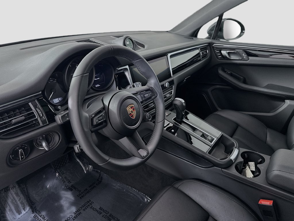 Certified 2025 Porsche Macan AWD/4WD image 4