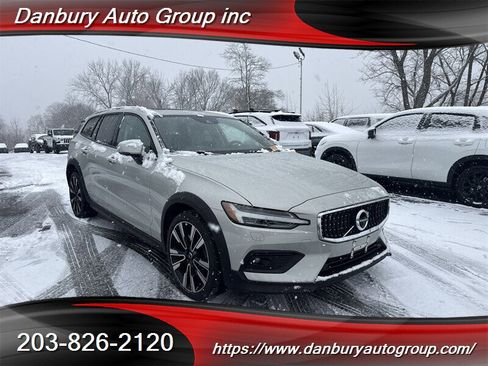 Used 2022 Volvo V60 T5 Cross Country w/ Advanced Package image 8