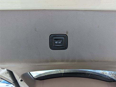 Used 2021 Chevrolet Traverse LT image 13