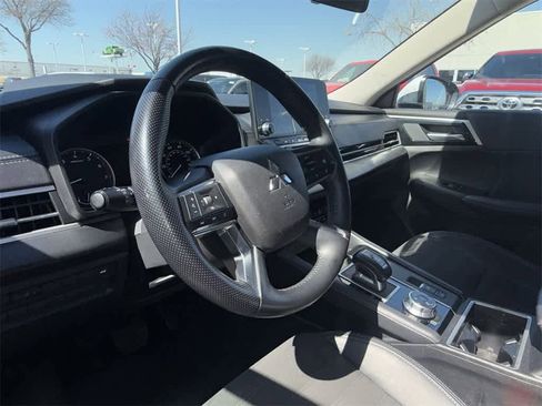 Used 2024 Mitsubishi Outlander SE image 2