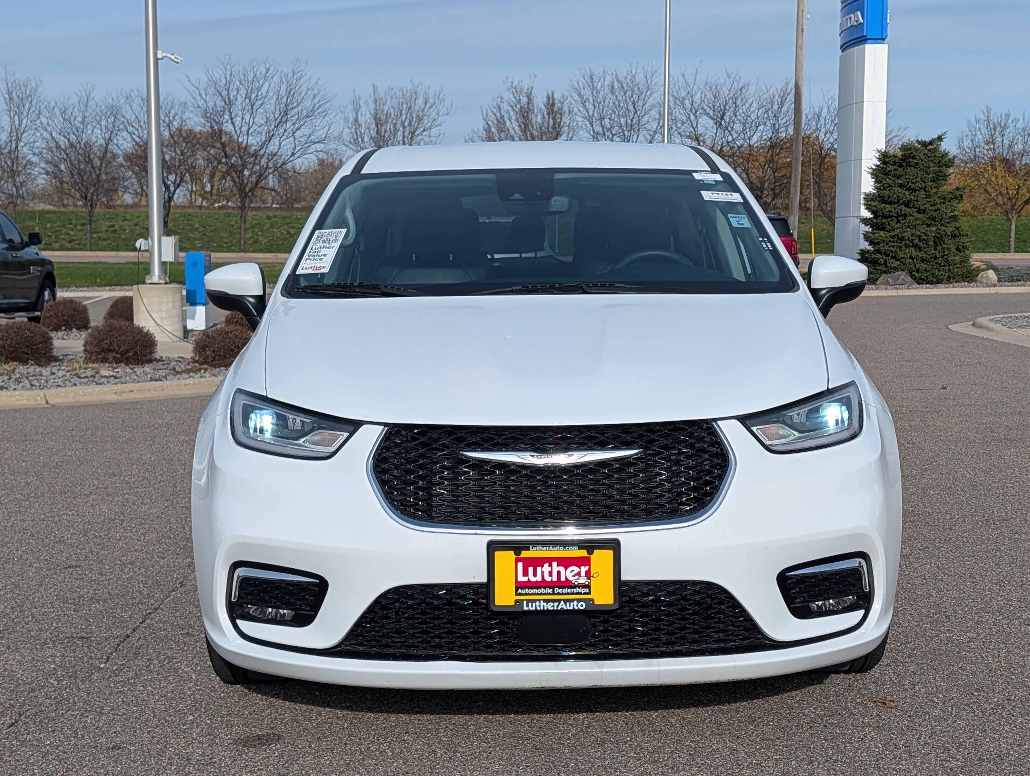 Used 2023 Chrysler Pacifica Touring-L FWD image 2