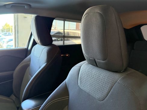 Used 2016 Jeep Cherokee Latitude w/ Cold Weather Group image 10