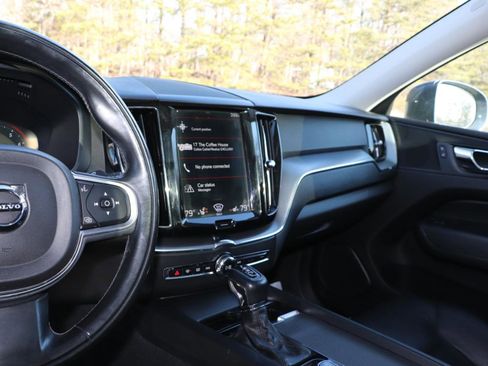 Used 2018 Volvo XC60 T6 Momentum w/ Convenience Package image 10