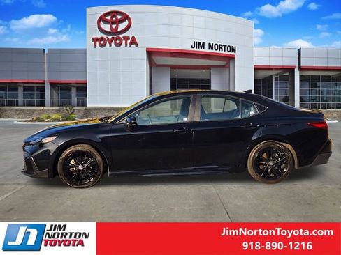 Used 2025 Toyota Camry SE image 5