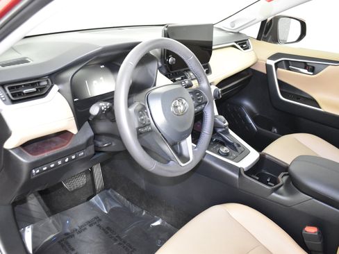 Used 2024 Toyota RAV4 Limited image 39