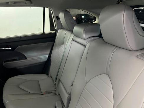 Used 2021 Toyota Highlander XLE AWD/4WD image 21
