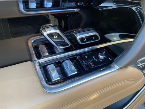 Used 2023 Land Rover Range Rover Long Wheelbase SE image 22