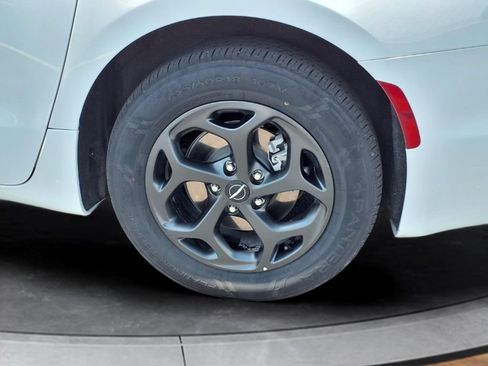 Used 2024 Chrysler Pacifica Limited FWD image 18
